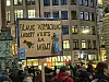 Die Botschaft an die AfD ist klar: „Blaue Verpackung ändert nichts am Inhalt.“ Auf dem Schild ist auch ein Hund zu sehen, der sein Geschäft verrichtet.