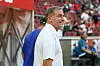 HSV-Sportvorstand Stefan Kuntz lacht am Seitenrand des Stadions vom 1. FC Köln