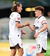 Jackson irvine klatscht mit Philipp Treu ab