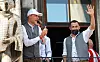 Bayerns Trainer Thomas Tuchel und Hasan Salihamidzic stehen bei der Meistefeier auf dem Rathaus-Balkon