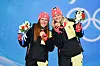 Katharina Hennig und Victoria Carl posieren mit ihrer Goldmedaille