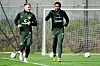 Lars Ritzka (l.) und Oladapo Afolayan im lockeren Plausch am Montag beim St. Pauli-Lauftraining