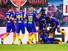 Am Boden und doch obenauf: Ibrahima Konaté wird von seinen Kollegen nach dem 1:0 bejubelt.
