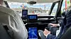 Auf den ersten Blick fast wie ein normales Fahrzeug: Der autonome Moia-Shuttle von VW hält an den Landungsbrücken vor der roten Ampel. Noch sitzt ein Fahrer hinter dem Steuer – aber nur, um im Notfall eingreifen zu können.