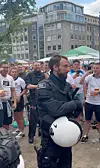 Ein Polizist sieht aus wie Gareth Southgate