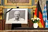 Franz Beckenbauers Portrait neben seinem Kondolenzbuch