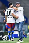 Steffen Baumgart umarmt Immanuel Pherai