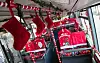 Der Weihnachtsbus fährt mit Haltestangen, die wie Zuckerstangen aussehen und noch viel mehr weihnachtlicher Dekoration durch Hamburg.