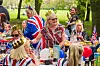 Menschen feiern anlässlich der Krönung ein Straßenfest im The Regent’s Park.