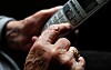 Alte Frau tippt auf Telefon