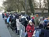 Hunderte warten an Heiligabend vor dem „Schrødingers” auf den Start der Spendenaktion „Liebe in Schleifen“.