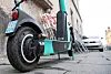 E-Scooter auf dem Bürgersteig.