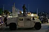 Ein Taliban-Kämpfer steht Wache am Ort einer Explosion vor dem Kabul International Cricket Stadium.