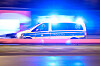 Polizeifahrzeug im Einsatz (Symbolbild).