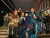 Anna (28), Lea (28), Jonas (27) und Stephanie (25) aus Hamburg trotzen dem Regen mit ihren Ponchos. „Wir sind das Hamburger Wetter von Festivals gewohnt.“