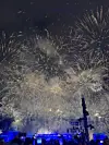 Feuerwerk über der schwimmenden Bühne.