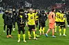 Karim Adeyemi und Waldemar Anton stehen vor der BVB-Kurve