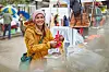 MOPO-Redakteurin Nina Gessner auf dem Flohmarkt