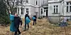Polizisten bringen Beweismittel aus der alten Villa in Lübeck nach draußen.