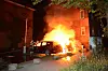 Die Feuerwehr löscht die brennenden Fahrzeuge.