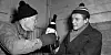 René Leudesdorff (l) und Georg von Hatzfeld stoßen mit jeweils einer Flasche Wein an, aufgenommen im Flakbunker auf der Insel Helgoland am 22.12.1950.