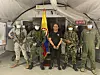 Auf diesem vom Pressebüro des kolumbianischen Präsidenten veröffentlichten Foto steht einer der meistgesuchten Drogenbosse des Landes, Dairo Antonio Usuga (M) alias „Otoniel”, Chef des sogenannten Golfclans, auf einem Militärstützpunkt.