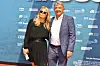 Marion Popp und Wolfgang Niersbach posieren für Fotografen