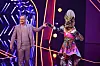 „Masked Singer“-Moderator Matthias Opdenhövel (l.) steht neben der Okapi-Figur, die als erstes in der neuen Staffel ausgeschieden ist.