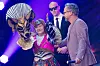 Katja Ebstein, Sängerin und Schauspielerin, steht als enttarnte Figur „Das Okapi“ in der Prosieben-Show „The Masked Singer“ auf der Bühne neben Moderator Matthias Opdenhövel.