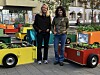 Bringen Grün in die Stadtteile: Annette Plambeck-Warrelmann (l.) und Emilia Wilhelm mit dem mobilen Wandergarten.