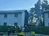Die Fassade des Hauses am Jugendparkweg ist nach dem Dachstuhlbrand rußgeschwärzt.