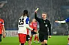 Schiedsrichter Tobias Welz zeigt HSV-Profi Jordan Torunarigha die Gelbe Karte.