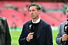 Ehemaliger Liverpool-Spieler Robbie Fowler schaut beim Interview skeptisch in die Luft