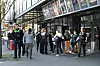 Der verdächtige Taschendieb wird von Polizisten abgeführt.