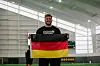 Leander Wiegand zeigt eine Deutschland-Flagge
