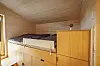 Das Schlafzimmer besteht aus einer Kombination aus Bett und Schränken.
