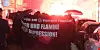 „Feuer und Flamme der Repression“ steht auf einem Banner der linken Demonstranten.