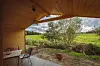 Von der Terrasse aus guckt man direkt auf die große Wiese hinter dem Tiny-House-Dorf.