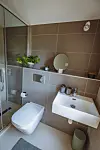 Das Badezimmer im Tiny House bietet alles, was man auch in „richtigen“ Häusern vorfindet.