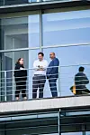 Ricarda Lang (l.) und Omid Nouripour (r.), Bundesvorsitzende der Grünen, sprechen am Rande des Koalitionsausschusses mit ihrem SPD-Amtskollegen Lars Klingbeil.