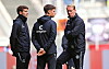 Timo Schultz sucht mit seinen Co-Trainern Fabian Hürzeler und Loic Favé Lösungen für St. Paulis Probleme.