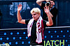 Diego Dedura hebt auf dem Tennis Court seine Arme