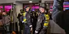 Polizisten vor der „Adai-Lounge“, einer Shisha-Bar an der Holstenstraße.