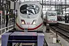 Zwei ICE stehen im Hauptbahnhof von Frankfurt/Main (Symbolbild).