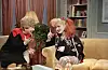 Ruth Westheimer im Gespräch mit Cindy Lauper in New York 1985.