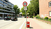 Ein Schild zeigt in Hamburg Tempo 30 an