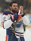 Leon Draisaitl schaut skeptisch und hantiert an seinem Schläger