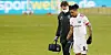HSV-Arzt Dr. Götz Welsch begleitet den verletzten Jeremy Dudziak in Aue vom Platz.