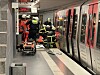 Rettungskräfte versorgen Mann im U-Bahnhof Feldstraße