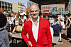 Littmann in roten Jackett auf dem belebten Spielbudenplatz